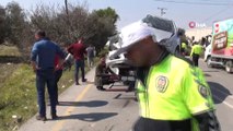 Manisa'da kamyonet ile otomobil çarpıştı: 2 yaralı