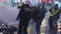 Un policía apunta con su arma a la multitud durante las nuevas protestas de los 'chalecos amarillos'