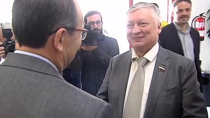 Pepe Castro presume de sevillismo ante Anatoli Karpov