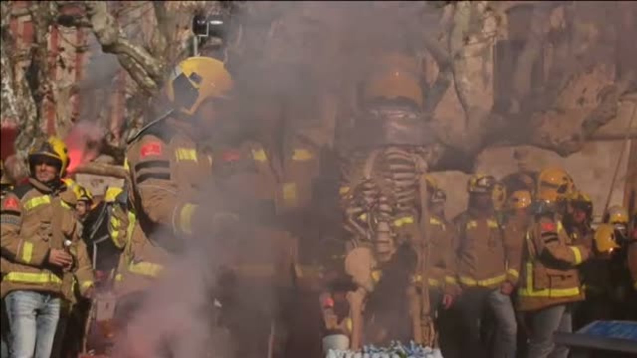 Los bomberos catalanes piden más efectivos a las puertas del Parlament