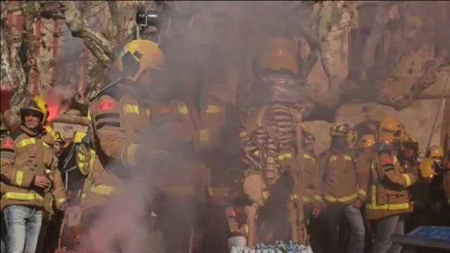 Los bomberos catalanes piden más efectivos a las puertas del Parlament