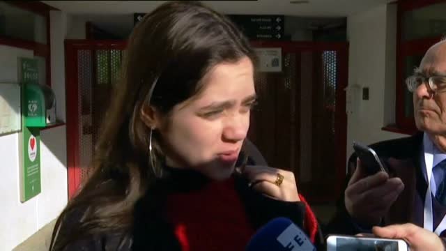 Una chica vota 'en nombre de Puigdemont' para concienciar a los jóvenes de que deben involucrarse en política