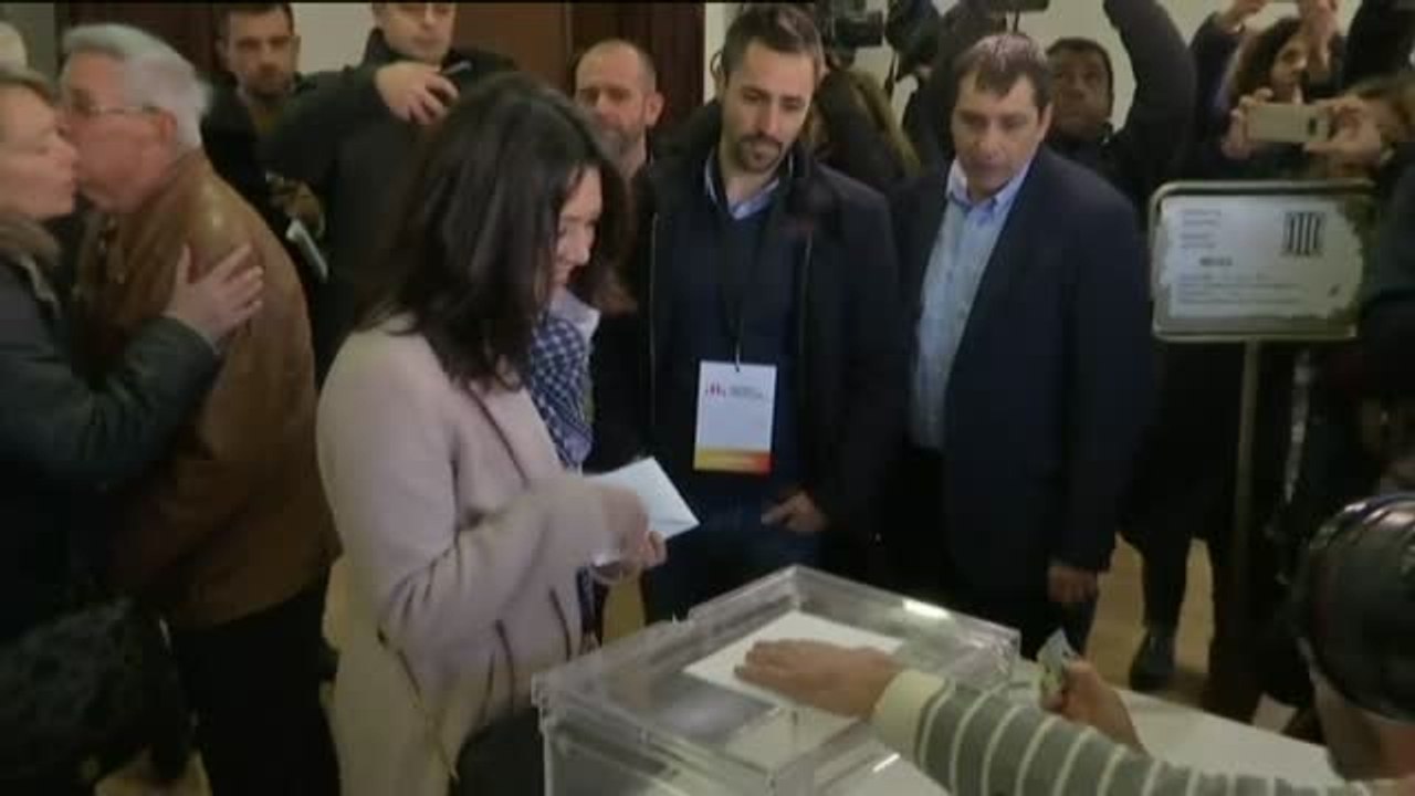 Marcela Topor, la mujer de Carles Puigdemont, ejerce su derecho a voto en Gerona