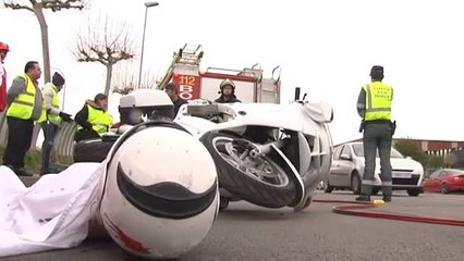 Download Video: Un ataúd en plena carretera de Orense para concienciar a los conductores