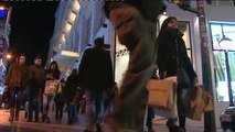 Los españoles apuran las últimas compras navideñas antes de la Nochebuena