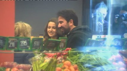 Arrimadas y su marido pasean por el barrio de Les Corts en la jornada de reflexión