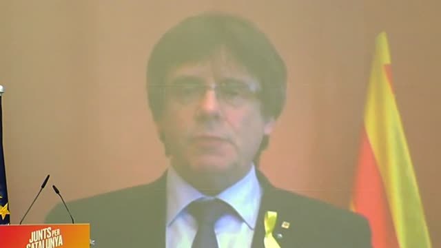 Puigdemont dice que el frente del 155 no podrá con la escuela catalana