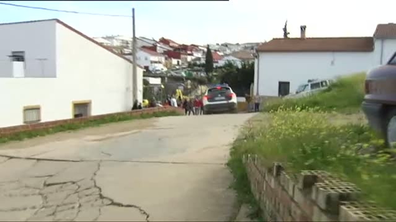 Vecinos de El Campillo asaltan el coche que llevaba a Bernardo Montoya