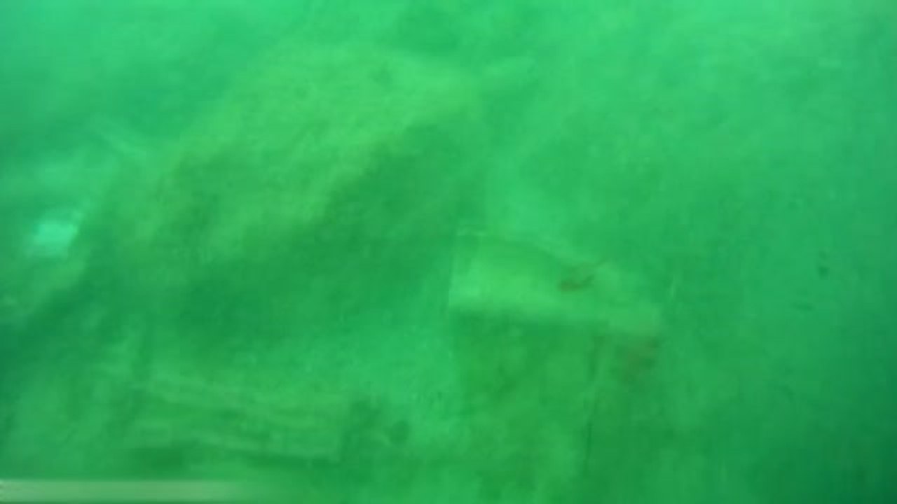 Cerca de 100 kilos de toallitas higiénicas inundan la playa de la Albufereta en Alicante