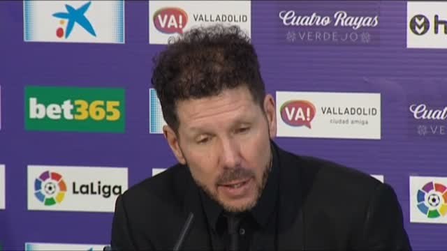Simeone celebra la trabajada victoria del Atlético ante el Valladolid