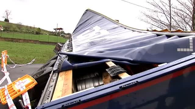 Un camionero polaco vuelca en un arroyo de Anero, en Cantabria, por seguir las indicaciones del GPS