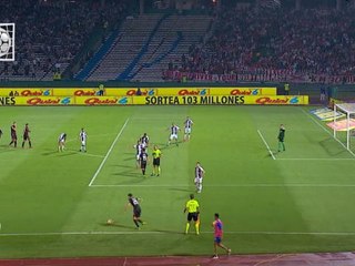 Fernandez catches goalkeeper out with brilliant quick free-kick