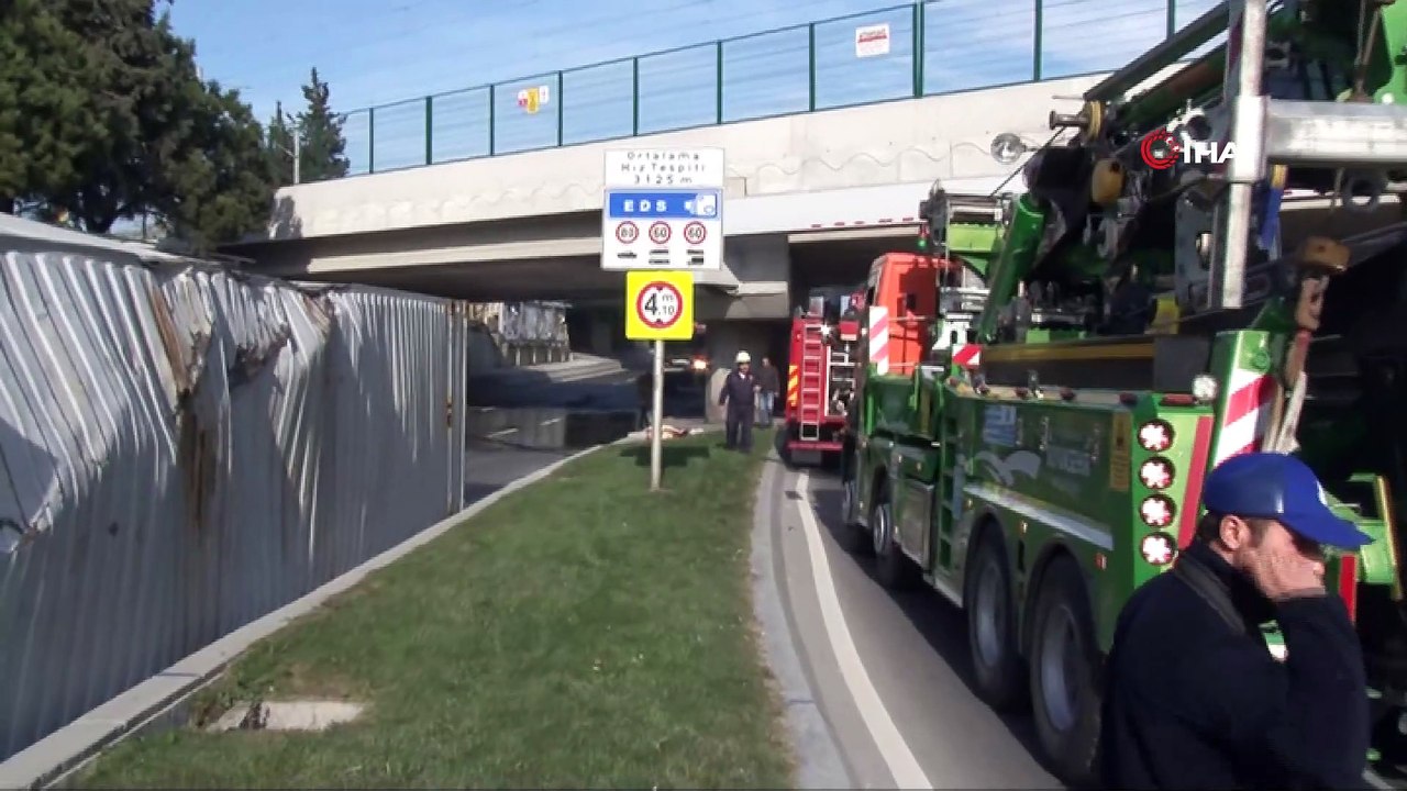 Üst geçit altında devrilen tır olay yerinden kaldırıldı