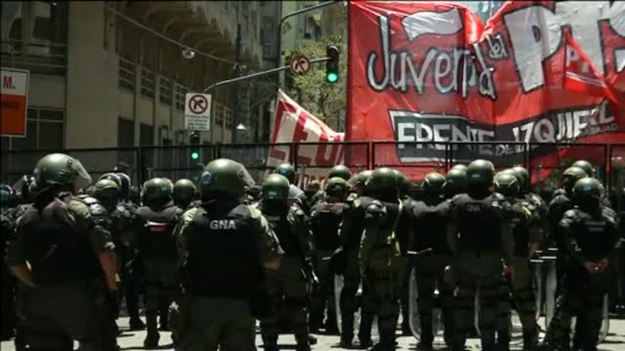 Los disturbios obligan a suspender la reforma de las pensiones en Argentina