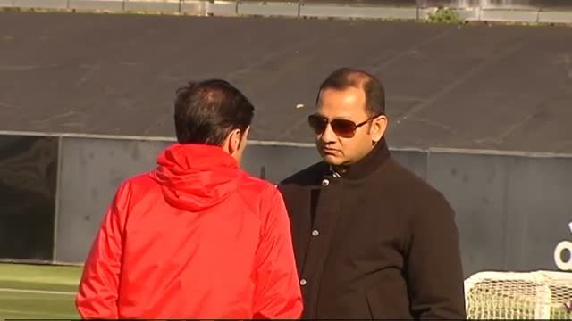 Marcelino recibe la visita de Anil Murthy en el entrenamiento del Valencia