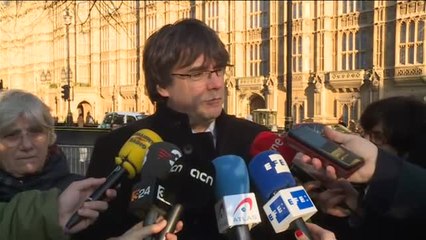 Puigdemont: "El 1 de octubre derrotamos al Estado español, que sí iba encapuchado"