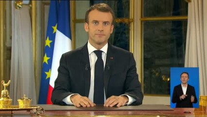 Download Video: Macron anuncia una subida de 100 euros del salario mínimo para aplacar las protestas  de los 'chalecos amarillos'