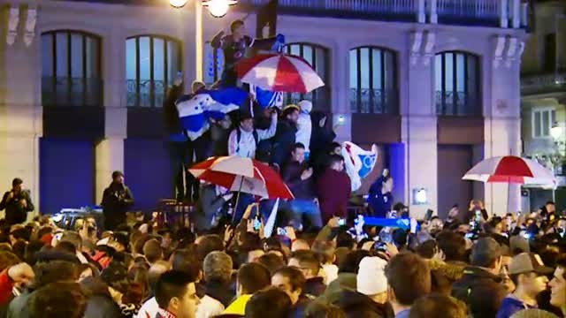 Celebración sin incidentes de los aficionados de River en Madrid
