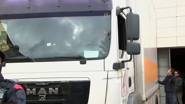 Las obras de arte del monasterio de Sijena salen en un camión del museo de Lleida