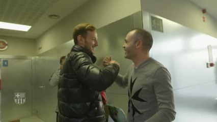 Iniesta visita a sus ex compañeros en el Barça