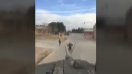 Dos civiles subidos a un tanque amenazan a Puigdemont e Iglesias