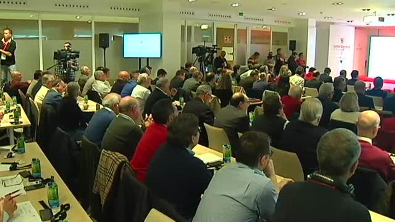 Abucheos, críticas y la posible entrada de capital extranjero: así fue la Junta de Accionistas del Sevilla