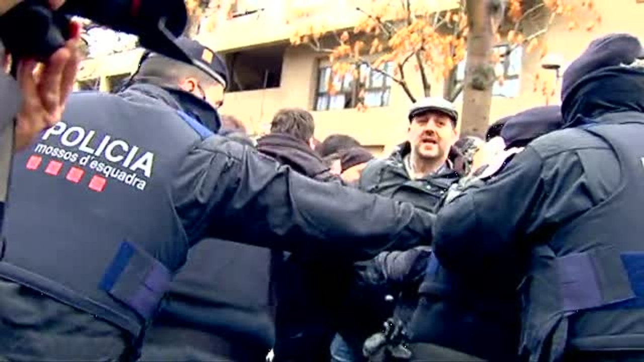 Los Mossos desalojan por la fuerza a los independentistas en el traslado de las obras de Sijena