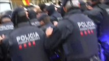 Momentos de tensión entre manifestantes y Mossos en los exteriores del Museo de Lleida