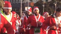 El espíritu navideño toma las calles de Madrid en la tradicional carrera de Papás Noel