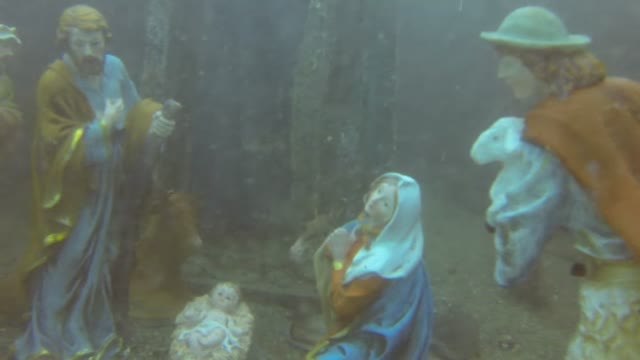 Instalan un belén subacuático en la Playa de la Malagueta de Málaga