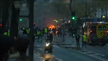 Disturbios en los barrios comerciales de París tras blindar la Policía los Campos Elíseos