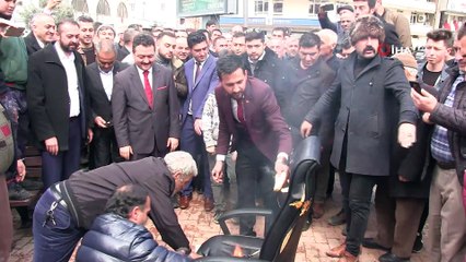 Başkan seçildi, ilk işi makam koltuğunu yakmak oldu