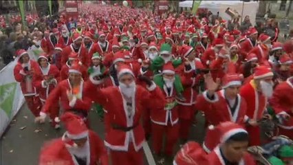 10.000 Papas Noel tiñen de rojo el centro de Madrid