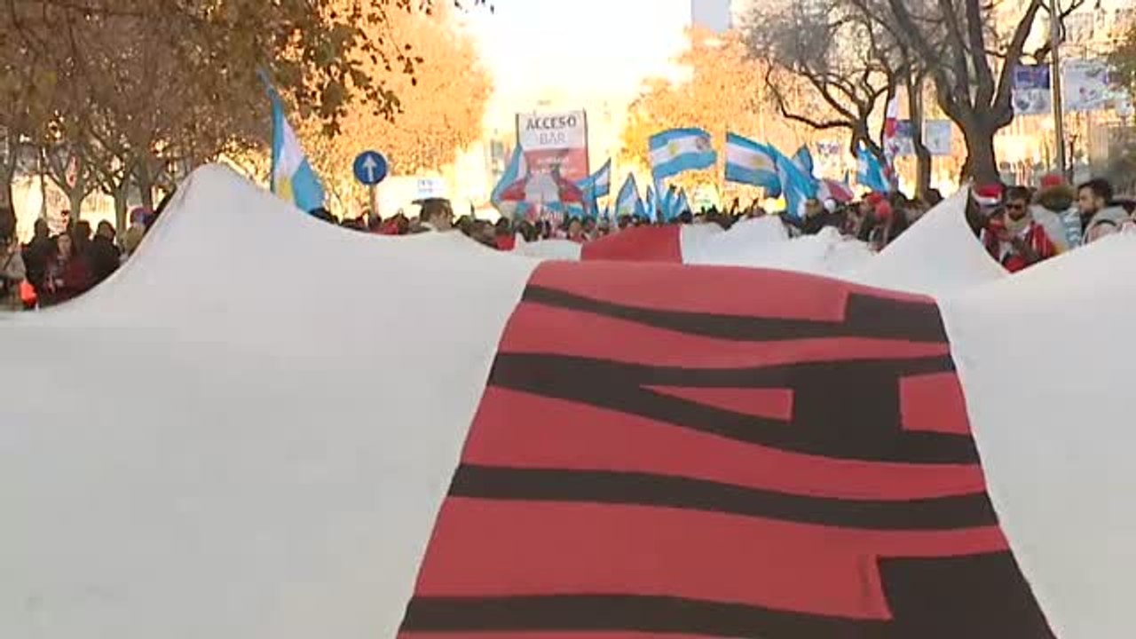 Los aficionados de Boca y River calientan motores horas antes de la gran final