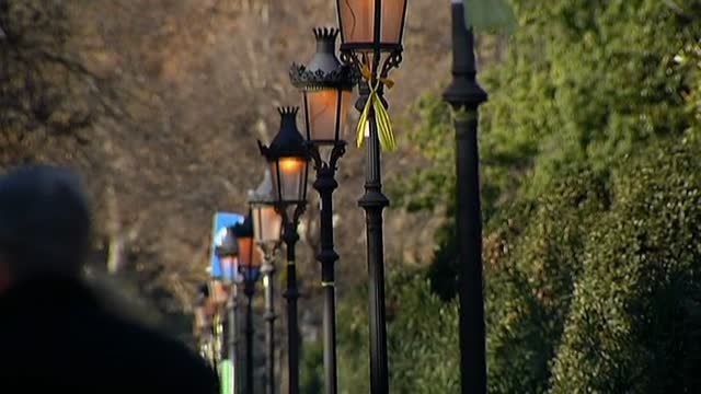 Los lazos amarillos rodean el Parlament