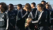 Modric celebra el Balón de Oro junto a sus compañeros