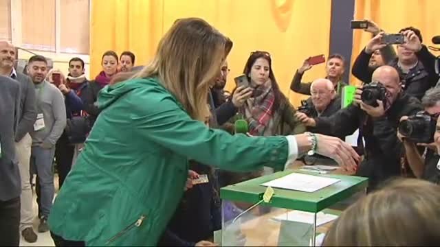 Susana Díaz vota acompañada de su sobrina en el colegio Alfares de Sevilla