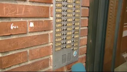 Roba un coche con dos niños dentro