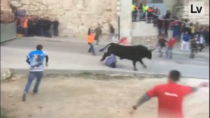 Un toro embiste a un hombre en los encierros de Onteniente