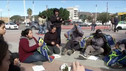 Migrantes de la caravana comienzan una huelga de hambre en México