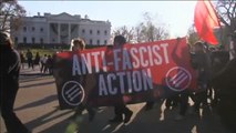 Choque de manifestaciones de extrema derecha y antifascista frente a la Casa Blanca