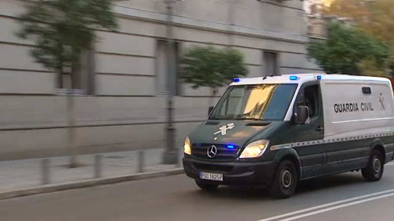 Los exconsellers y 'los Jordis' vuelven a la cárcel a la espera del fallo del juez