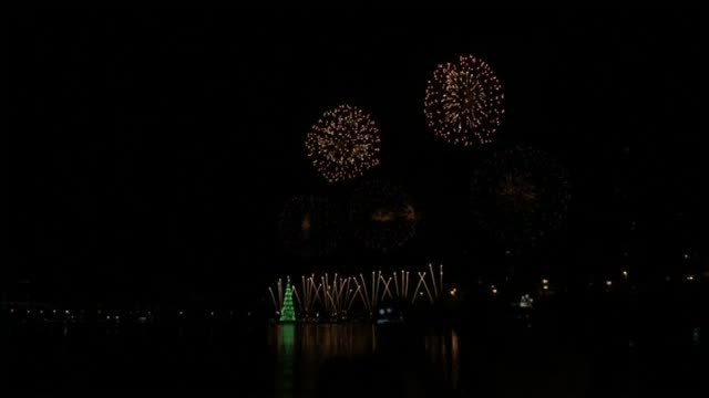 Río de Janeiro enciende el árbol de Navidad flotante más alto del mundo