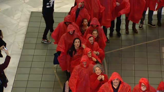 Madrid luce un gran lazo rojo en honor a la lucha contra el SIDA