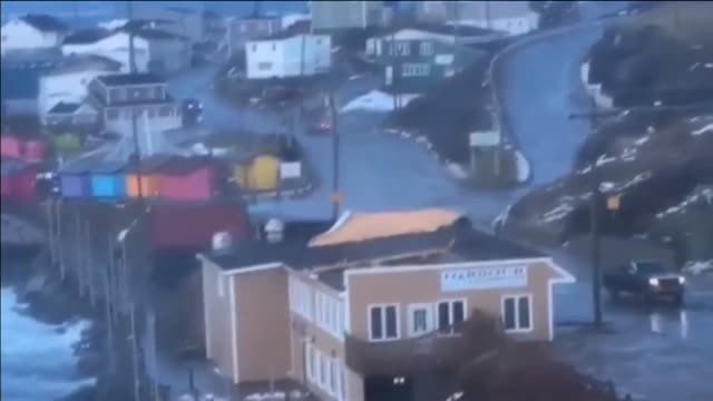 Un fuerte temporal en Canadá arranca tejados de algunos edificios