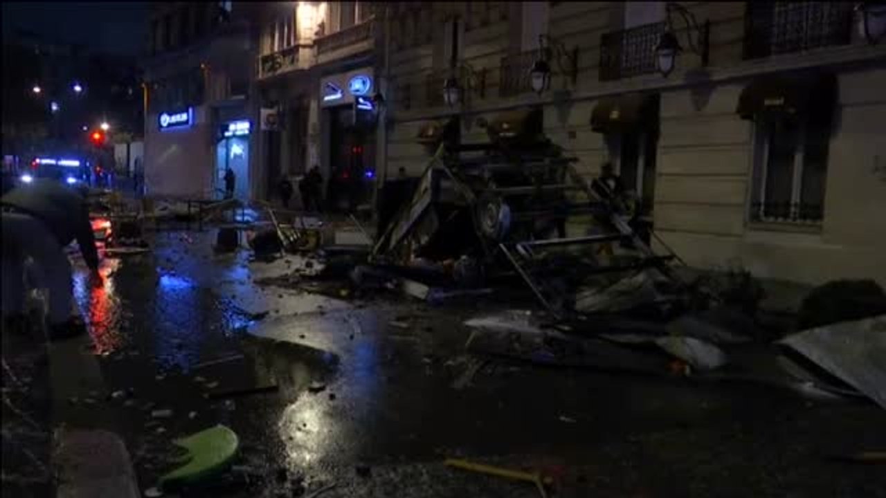 El centro de París, arrasado tras la batalla campal por la subida de los carburantes