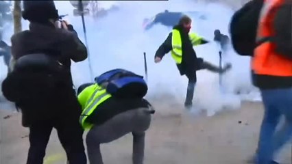 Download Video: Incidentes violentos en París en las protestas contra la subida de los carburantes