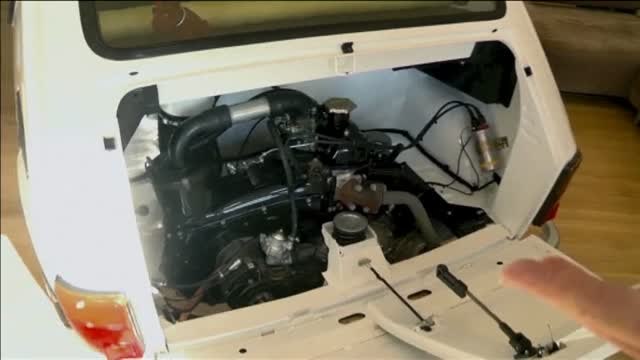 Tom Hanks recibe un Fiat 126 muy solidario