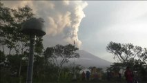 Continúa cerrado el aeropuerto de Bali por la erupción del volcán Agung