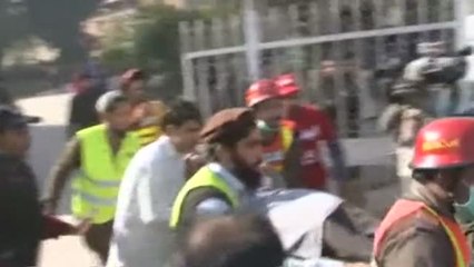 Descargar video: Al menos 9 muertos y 25 heridos en un ataque talibán en Peshawar (Pakistán)